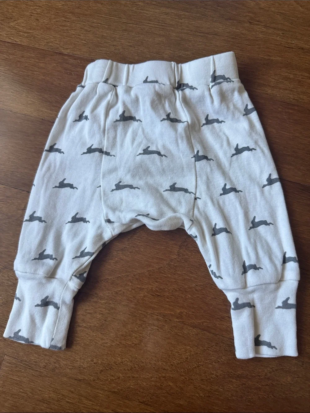 kate quinn Cream Joggers with Gray Rabbit Print organic cotton